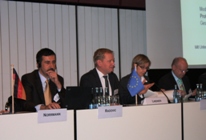 Die Teilnehmer der Diskussion waren sich
einig: Montenegro ist zwar ein kleines
Land, kann jedoch vor allem mit seinen
touristischen Angeboten punkten.
v.l.n.r. Sasa Radovic, Managing Director
der Nationalen Tourismusorganisation
von Montenegro, Rainer Lindner,
Geschäftsführer des Ost-Ausschusses
der Deutschen Wirtschaft, Dr. Tina Babo,
Länderbeauftragte für Serbien, Bosnien
und Herzegowina, Montenegro der KfW
Entwicklungsbank, Franz-Josef Flosbach,
Abteilungsdirektor, Deutsche Investitionsund
Entwicklungsgesellschaft mbH (DEG)
Foto: Stefan Kägebein