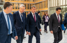 Ost-Ausschuss-Geschäftsführer Michael Harms (2.v-li) empfing den tschechischen Premier Andrzej Babis zusammen mit BDI-Geschäftsführer Wolfgang Niedermarkt (li.) und DIHK-Außenwirtschaftschef Volker Treier (re.) im Haus der Wirtschaft. Foto: Marius Schwarz