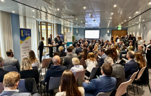Rund 100 Gäste nutzten die Konferenz „Rebuilding Ukraine“, um sich über Kooperationsmöglichkeiten in den Branchen Rüstung, Agrar und Energie zu informieren. Foto: A. Metz