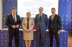 Gruppenbild in Minsk: Der deutsche Ko-Vorsitzende des Unternehmerrats Zimmermann, OAOEV-Geschäftsführerin  Kochlowski-Kadjaia, der Leiter der IHK Belarus Ulachovich und der belarussische Ko-Vorsitzende Novitskiy (v.l.n.r). Foto: IHK Belarus.