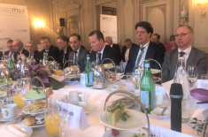 Der OAOEV-Vorsitzende Hermes (3.v.li.) beim Unternehmerfrühstück mit Außenminister Maas. Foto: OAOEV