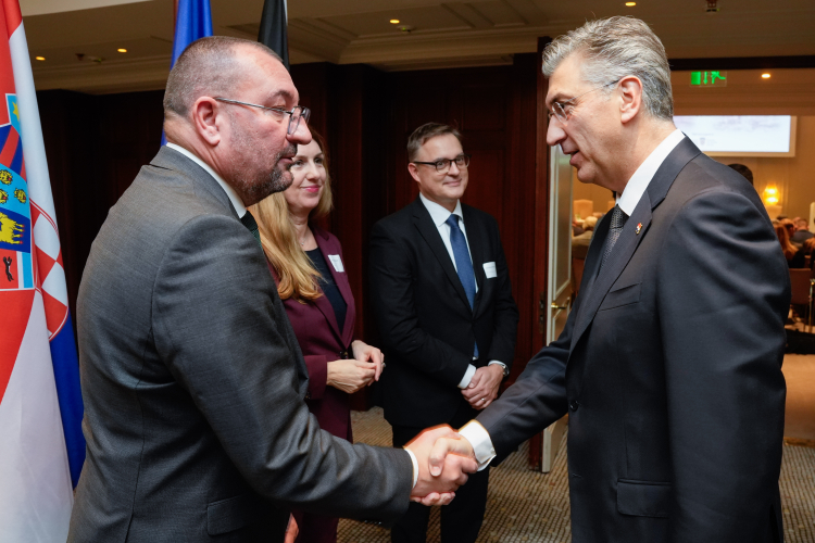 Südosteuropa Sprecher Beeck (3.v.li.) begrüßte mit Vertretern von DIHK und AHK den kroatischen Premier (re.). Foto: DIHK / Hans-Christian Plambeck.