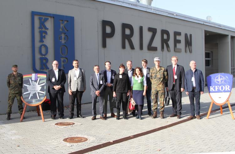 Besuch der OAOEV-Wirtschaftsdelegation im Feldlager der Bundeswehr in Prizren. Foto: KFOR