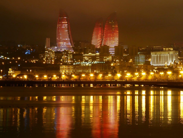 Aktuell wächst wegen der bewaffneten Auseinandersetzungen zwischen Aserbaidschan und Armenien die Angst vor einem Flächenbrand im Kaukasus. Im Bild: Flame Towers in der aserbaidschanischen Hauptstadt Baku. Foto: Andreas Metz