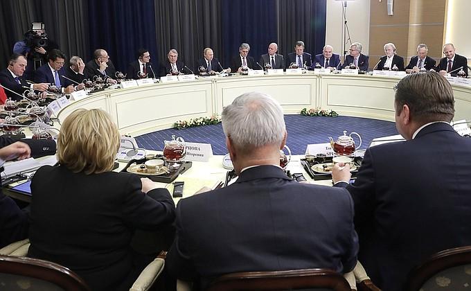 Eine OAOEV-Delegation traf Präsident Putin in Sotschi Foto: Kremlin.ru