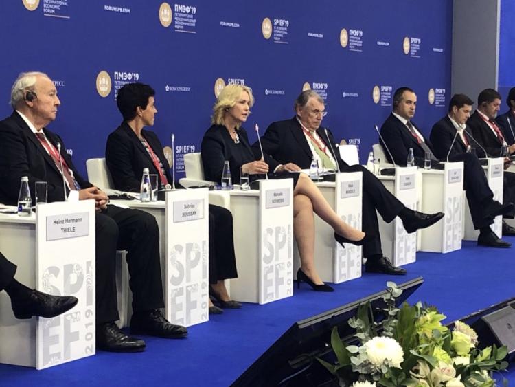 An der von Klaus Mangold moderiertenAn der von Klaus Mangold moderierten Diskussionsrunde des OAOEV auf dem SPIEF nahm auch Ministerpräsidentin Manuela Schwesig teil. Foto: Schuchart