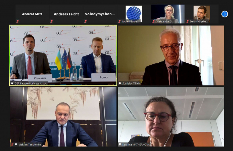 Stefan Kägebein (links-oben), Regionaldirektor des Ost-Ausschusses für Osteuropa, moderierte die hochrangige Konferenz zur Energietransformation in der Ukraine.