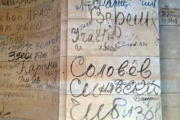 Nie wieder Krieg: Soldaten der siegreichen Roten Armee hinterließen nach der Eroberung des Reichstags Anfang Mai 1945 Graffiti an den Wänden, die dort bis heute als Mahnung konserviert werden. Foto: Andreas Metz