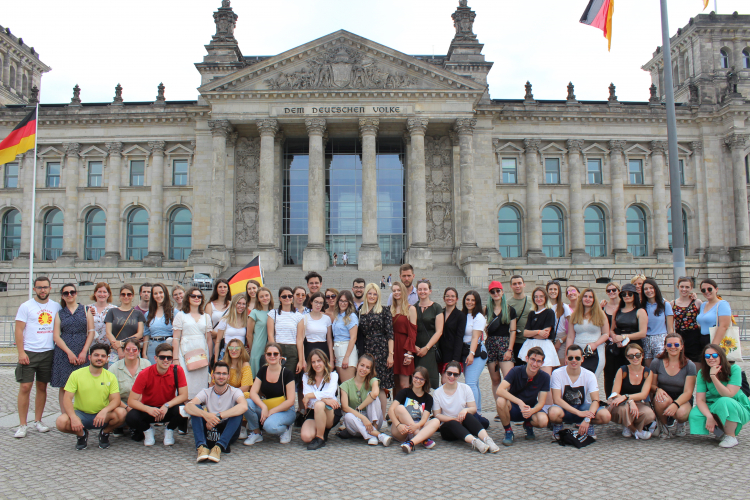 Die Stipendiatengeneration 2021 vor dem Berliner Reichstag. Foto: Ost-Ausschuss