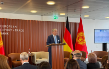 Vize-Premier Adylbek Kasymaliev bei der seiner Begrüßungsrede. Foto: Eduard Kinsbruner