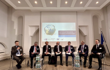 Ost-Ausschuss-Regionaldirektor Eduard Kinsbruner (links) moderierte die Runde mit den Vertretern der sechs Botschaften. Foto: A. Metz