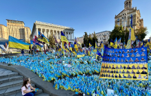 Auf dem Kyjiwer Maidan erinnern Fähnchen an die getöteten ukrainischen Soldaten und das Grauen an der Front im Osten des Landes. Foto: A. Metz