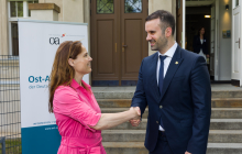 Die Ost-Ausschuss-Vorsitzende Cathrina Claas-Mühlhäuser begrüßt Premierminister Milojko Spajic. Foto: Thomas Rafalzyk