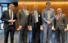 Die drei Gastgeber Sebastian Bolay (DIHK, links), Michael Harms (Ost-Ausschuss, Mitte) und Jan Tombiński (Botschaft Polen, ganz rechts) mit den beiden Keynote-Speakern Energieminister Viktors Valainis (2.v.l.) und Wirtschaftsstaatssekretär Michael Kellner. Foto: Metz