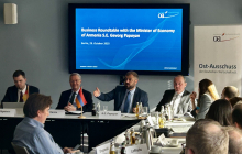 Der armenische Wirtschaftsminister Gevorg Papoyan im Gespräch mit deutschen Unternehmen im Haus der Deutschen Wirtschaft. Foto: Andreas Metz