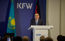 Der kasachische Botschafter Nurlan Onzhanov bei der Eröffnung. Foto: KfW / Alex Habermehl