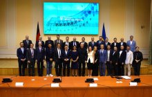 Vize-Premier Schmyhal mit den Teilnehmenden der Delegation. Foto: BMUNK