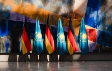 Flaggen Deutschland - Kasachstan. Foto: DIHK / Nils Hasenau