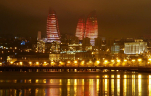 Aktuell wächst wegen der bewaffneten Auseinandersetzungen zwischen Aserbaidschan und Armenien die Angst vor einem Flächenbrand im Kaukasus. Im Bild: Flame Towers in der aserbaidschanischen Hauptstadt Baku. Foto: Andreas Metz