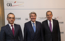 Der OAOEV-Vorsitzende Büchele (Mitte) begrüßte die Außenminister Maas (li.) und Lawrow (re.). Foto: MSC