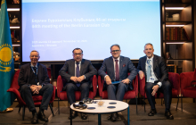 Michael Harms, Geschäftsführer, Ost-Ausschuss der Deutschen Wirtschaft Nurlan Onzhanov, Außerordentlicher und Bevollmächtigter Botschafter der Republik Kasachstan in Deutschland Roman Vassilenko, Außerordentlicher und Bevollmächtigter Botschafter der Republik Kasachstan in Belgien Stefan Geisperger, COO International Business & Consulting, DB Engineering & Consulting GmbH Foto: Tatiana Bratkina