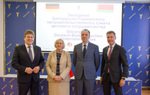 Gruppenbild in Minsk: Der deutsche Ko-Vorsitzende des Unternehmerrats Zimmermann, OAOEV-Geschäftsführerin  Kochlowski-Kadjaia, der Leiter der IHK Belarus Ulachovich und der belarussische Ko-Vorsitzende Novitskiy (v.l.n.r). Foto: IHK Belarus.