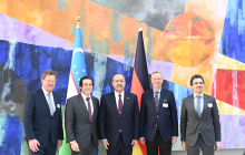 Gruppenbild mit Premier: v.l.n.r.: Manfred Grundke (Ost-Ausschuss), Volker Treier (DIHK), Ministerpräsident Aripov, Michael Harms (Ost-Ausschuss); Hovsep Voskanyan, AHK Zentralasien. OA; Foto: OA / Tatsiana Suermann