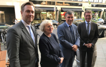 AHK-Geschäftsführer Gutheil (li.), OAOEV-Geschäftsführerin Kochlowski-Kadjaia und AK-Sprecher Haußmann (re.) begrüßten Botschafter Przyłębski zum Arbeitsessen. Foto: C. Himmighoffen