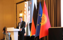 Eduard Kinsbruner, Regionaldirektor für Zentralasien im Ost-Ausschuss, begrüßte die Teilnehmerinnen und Teilnehmer des Tags der Deutschen Wirtschaft in Bischkek. Foto: Delegation der Deutschen Wirtschaft in Zentralasien.