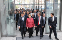 Bundeskanzlerin Merkel und Premier Hrojsman (vorne li.) eröffneten das Wirtschaftsforum. Foto: A. Metz