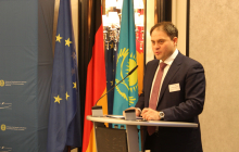 Der kasachische Vize-Außenminister Vassilenko bei der BEK-Sitzung. Foto: A. Metz