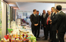 Vizepremier Gylydzhov (li.) mit OAOEV-Geschäftsführer Harms (3.v.re.) auf der Ausstellung turkmenischer Produkte. Foto: A. Metz