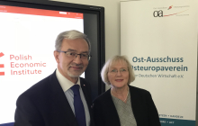 OAOEV-Geschäftsführerin Kochlowski-Kadjaia begrüßte den Minister zum Expertengespräch. Foto: A. Metz