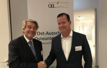 Stabwechsel in Stuttgart: Wolfgang Büchele (li.) übergibt das Amt des OAOEV-Vorsitzenden an Oliver Hermes. Foto: A. Metz