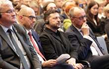 Der stellvertretende Ost-Ausschusses Vorsitzende Christian Bruch (2.v.li.) mit Präsident Selenskyj und Bundeskanzler Merz. Foto: Jens Schicke/DIHK