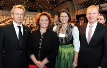 Die Landwirtschaftsministerinnen aus Russland und Deutschland, Elena Skrinnik (links) und Ilse Aigner, umrahmt durch den ukrainischen Agrarminister Mykloa Prisjashnjuk (links) und Ost-Ausschuss-Geschäftsführer Rainer Lindner. Foto: Peter Himsel