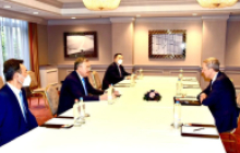 Beim 31. Berliner Eurasischen Klub in Brüssel traf OA-Geschäftsführer Harms (re.) auch Außenminister Tileuberdi (2.v.li.) Foto: E. Kinsbruner