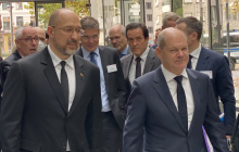 Der stellvertretende Ost-Ausschuss-Vorsitzende Engel (3.v.li.) mit Premier Schmyhal (li.) und Bundeskanzler Scholz. Foto: A. Metz