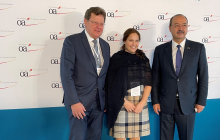 v.l.n.r.: OA-Präsidiumsmitglied Grundke, die stellvertretende OA-Vorsitzende Claas-Mühlhäuser und Premier Aripov in Frankfurt; Foto: C. Himmighoffen/OA