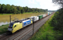 Foto von Pixabay / Güterzug an der Donau