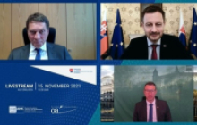  Philipp Haußmann, Sprecher des AK Mittelosteuropa im OA (l.) mit Premierminister Eduard Heger (o.r.) und Peter Kompalla, Geschäftsführer der AHK Slowakei (u.r.), Foto: OA