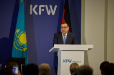 Der kasachische Botschafter Nurlan Onzhanov bei der Eröffnung. Foto: KfW / Alex Habermehl