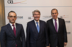 Der OAOEV-Vorsitzende Büchele (Mitte) begrüßte die Außenminister Maas (li.) und Lawrow (re.). Foto: MSC