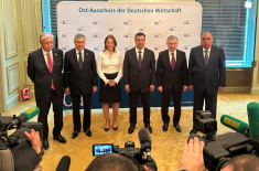 OA-Vorsitzende Cathrina Claas-Mühlhäuser mit den fünf Staatschefs aus Zentralasien, v.l.n.r. Toqajew (Kasachstan), Berdimukhamedov (Turkmenistan), Dschaparow (Kirgisistan); Mirziyoyev (Usbekistan), Rahmon (Tadschikistan). Foto: A. Metz