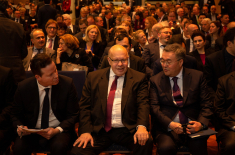 Der OAOEV-Vorsitzende Hermes (li.) mit Wirtschaftsminister Altmaier (Mitte) und Außenminister Tileuberdi beim Neujahrsempfang. Foto: ©Johannes Zacher