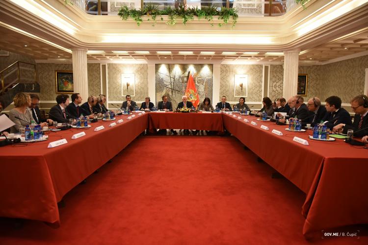 Premierminister Markovic empfing die OAOEV-Delegation zum Meinungsaustausch. Foto: Regierung Montenegro
