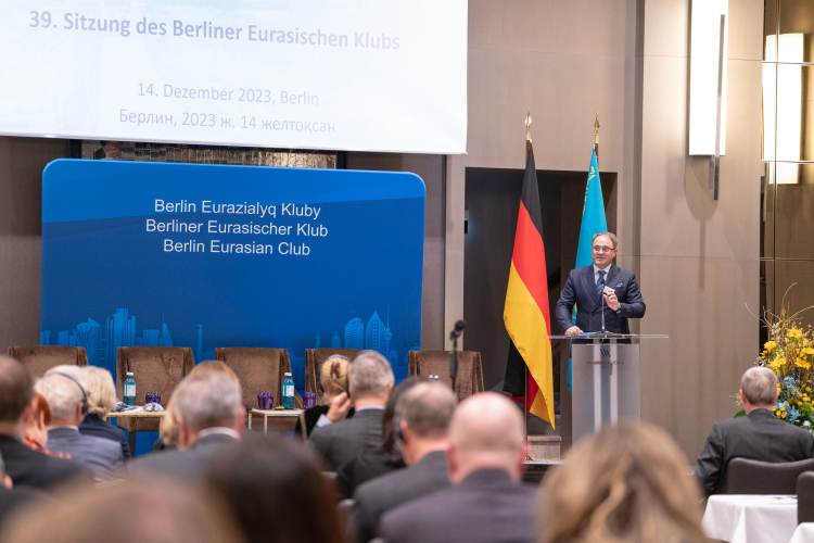 Der stellvertretende Außenminister der Republik Kasachstan Roman Vassilenko betonte die gute bestehende Kooperation beider Länder in seiner Begrüßung, Foto: OA/ N. Nemtschinowa