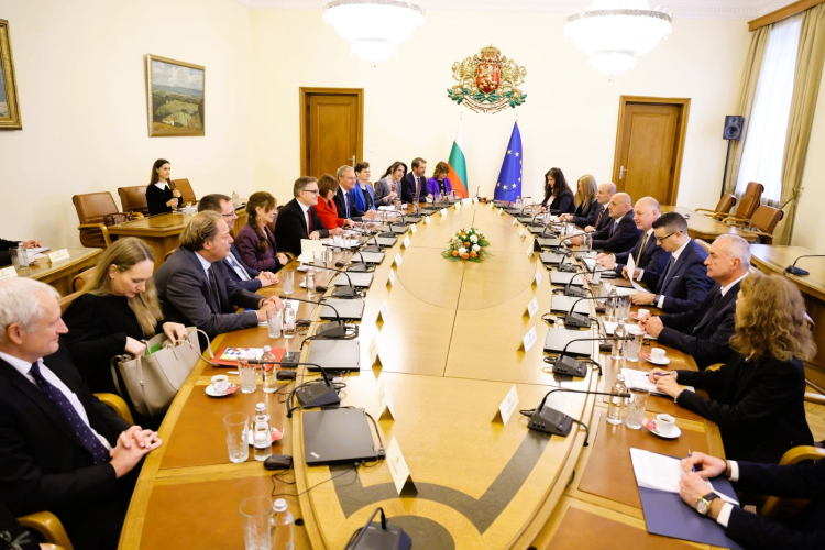 Höhepunkt des Besuchs war ein Gespräch mit Premierminister Scheljaskow und weiteren Regierungsvertretern. Foto: Kanzlei des Premierministers.