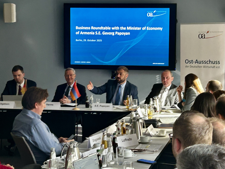 Der armenische Wirtschaftsminister Gevorg Papoyan im Gespräch mit deutschen Unternehmen im Haus der Deutschen Wirtschaft. Foto: Andreas Metz