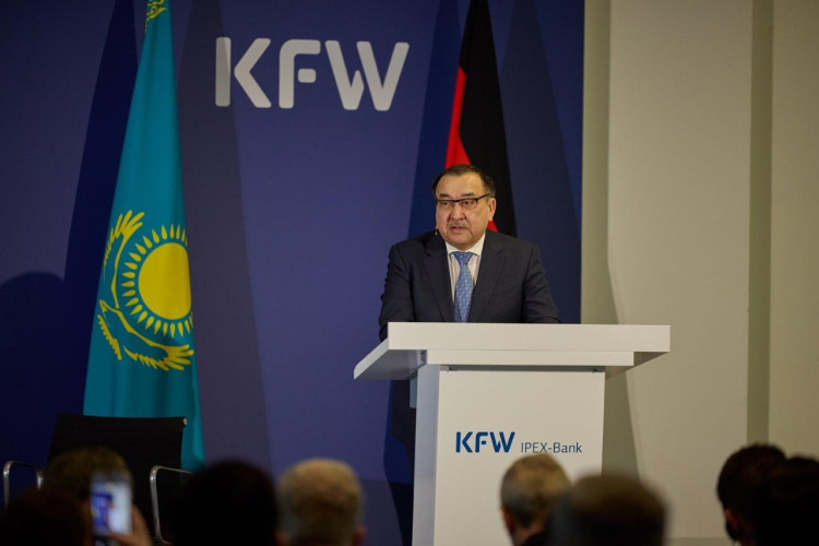 Der kasachische Botschafter Nurlan Onzhanov bei der Eröffnung. Foto: KfW / Alex Habermehl
